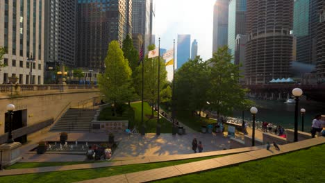 La-Gente-Está-Reunida-Alrededor-Del-Paseo-Del-Río-En-Una-Agradable-Tarde-Soleada-En-Chicago.