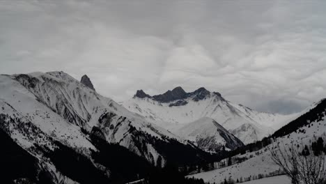 Stimmungsvolle-Wolkenlandschaft-Im-Zeitraffer-über-Der-Schneebedeckten-Bergkette