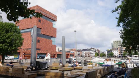 Gente-Descansando-En-Los-Bancos-Del-Moderno-Barrio-&#39;Het-Eilandje&#39;-En-Amberes,-Bélgica