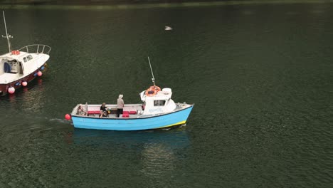 Hans-Held-Kamerafahrt-Eines-Fischerbootes,-Das-Touristen-Zu-Einem-Ausflug-Von-Polperro-Aus-Mitnimmt
