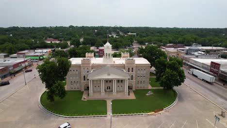 Imágenes-Aéreas-Del-Palacio-De-Justicia-Del-Condado-De-Hamilton-En-Hamilton,-Texas