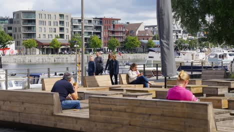 Gente-Relajándose-En-Bancos-En-El-Popular-Barrio-&#39;het-Eilandje&#39;-En-Amberes,-Bélgica---Cámara-Lenta