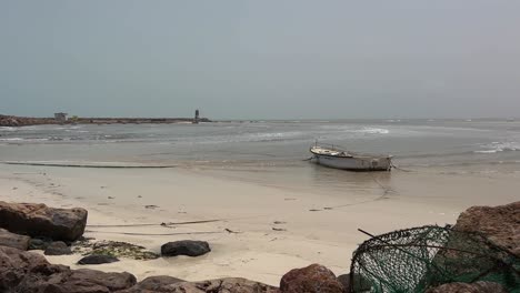Fischerboot-Am-Strand-Von-Djerba-In-Tunesien