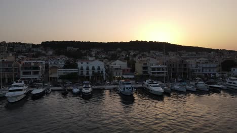 Skyline-Stadt-Und-Hafen-Argostoli,-Griechenland,-Seitliche-Luftaufnahme-Mit-Goldenem-Sonnenuntergang