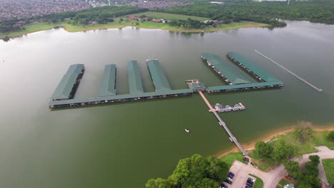 Imágenes-Aéreas-Del-Puerto-Deportivo-De-Cottonwood-Creek-En-El-Lago-Lewisville-En-Texas