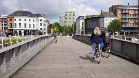 Cyclists-and-pedestrians-in-the-car-free-trendy-urban-city-quarter-'Het-Eilandje'-in-Antwerp,-Belgium---Slow-motion