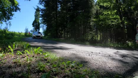 Coches-De-Rally-Corriendo-Y-Girando-En-El-Bosque,-Imágenes-De-4k-Gopro