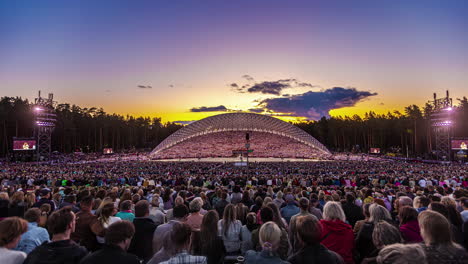 Zeitraffer-Des-Lettischen-Gesangs--Und-Tanzfestivals-Mit-Menschenmenge-Und-Auftritten-Bei-Sonnenuntergang