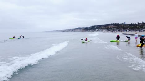 Playa-De-Kayakistas-En-Mar-Abierto-A-Orillas-De-La-Costa-Nublada,-La-Jolla