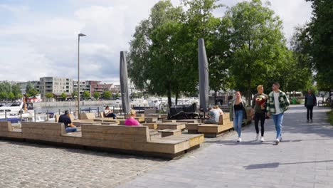 Joven-Hipster-Con-Flores-Caminando-Con-Amigos-Felices-En-El-Moderno-Barrio-De-Amberes-&#39;Het-Eilandje&#39;---Amberes,-Bélgica