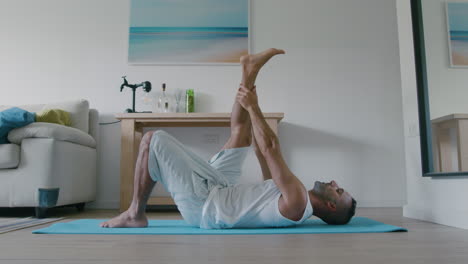Flexible-C-De-40-Años-Intenta-Hacer-Yoga-Y-Estiramientos-En-Su-Sala-De-Estar