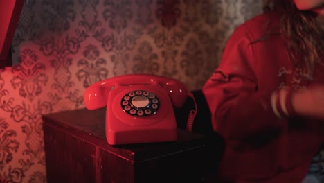 Frau-Beantwortet-Rotes-Retro-Telefon