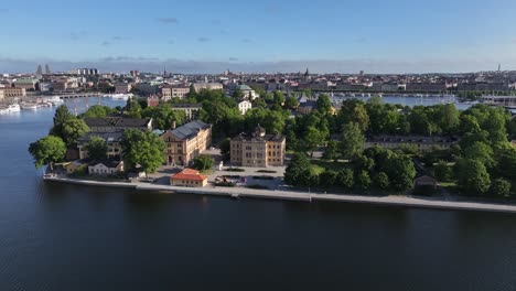 Antiguos-Edificios-Residenciales-En-La-Isla,-Estocolmo,-Suecia.