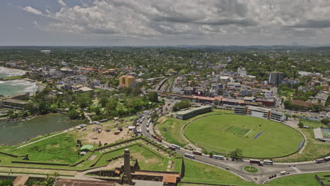 Galle-Sri-Lanka-Aerial-V2-Drohnenüberflug-Fort-Und-Cricketstadion,-Aufnahme-Des-Bahnhofs-Und-Der-Stadtlandschaft-Von-Kaluwella-Und-Walawwatta,-Schwenk-In-Richtung-Bay-Harbor-–-Aufgenommen-Mit-Mavic-3-Cine-–-April-2023