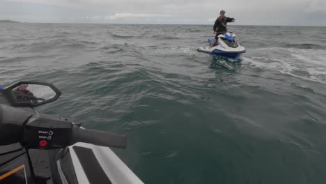 POV-Aufnahme-Eines-Jet-Ski-Lehrers,-Der-In-Newquay-Vorbeifährt-Und-Mit-Einem-Tourer-Spricht