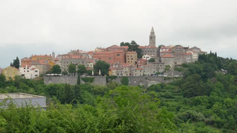 La-Pintoresca-Ciudad-De-Labin,-Situada-En-La-Cima-De-Una-Colina-En-Istria,-Croacia-Occidental