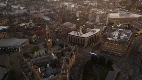 Zur-Goldenen-Stunde-Schoss-Eine-Drohne-über-Das-Stadtzentrum-Und-Das-Rathaus-Von-Bradford