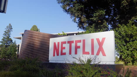 Logotipo-De-La-Empresa-Netflix,-Toma-De-Establecimiento.