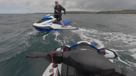 Toma-En-Primera-Persona-De-Un-Instructor-De-Moto-Acuática-Dando-Consejos-A-Un-Esquiador-Acuático-Frente-A-La-Costa-De-Newquay.