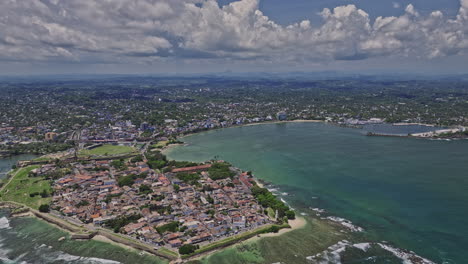 Galle-Sri-Lanka-Luftaufnahme-V9-über-Einer-Felsigen-Küste-Mit-Historischer-Festung,-Halbinselstrand,-Stadtbild-Der-Innenstadt,-Jachthafen-Und-Leuchtturm,-Umgeben-Von-Meerblick-–-Aufgenommen-Mit-Mavic-3-Cine-–-April-2023