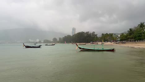 Südlich-Von-Thailand-An-Einem-Regnerischen-Und-Bewölkten-Tag-In-Der-Nähe-Des-Freedom-Beach-In-Phuket-Mit-Einem-Longtail-Boot