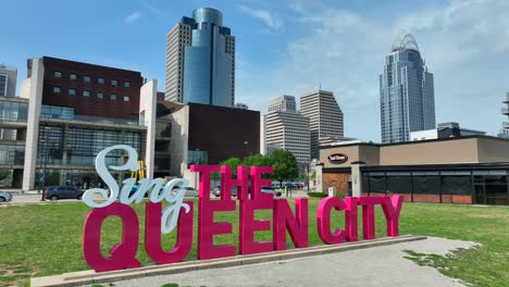 Sing-the-Queen-City-sign-in-downtown-Cincinnati,-Ohio