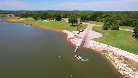 Este-Es-Un-Video-Aéreo-De-Un-Bote-Y-Una-Rampa-Para-Botes-En-El-Parque-Plowman-Creek-En-El-Lago-Whitney-En-Texas.