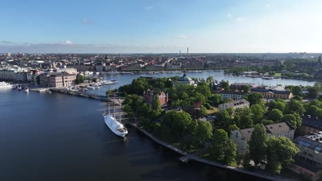 Viejo-Barco-Por-La-Isla-De-Skeppholmen,-Estocolmo