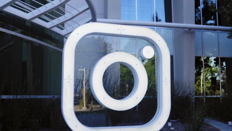 Logotipo-De-La-Empresa-Instagram-Frente-Al-Edificio-De-La-Sede,-Estableciendo-La-Vista