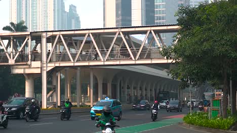 Tráfico-En-Movimiento-En-Las-Calles-De-Yakarta-Bajo-Un-Cielo-Gris-Y-Brumoso-Debido-A-La-Mala-Calidad-Del-Aire-Y-Al-Cambio-Climático,-Indonesia