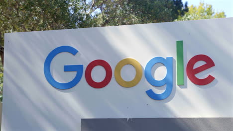 Revelación-Del-Logotipo-De-La-Empresa-Google,-Toma-De-Establecimiento