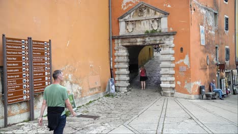 Visitors-walking-through-the-beautiful-little-town-of-Labin,-Croatia