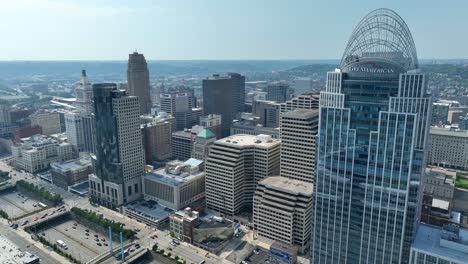 High-aerial-shot-of-Cincinnati,-Ohio-skyline