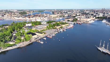 Boats-in-a-little-port-on-river-in-Stockholm-city,-Sweden