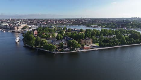 Skeppholmen,-Hermosa-Isla-En-Estocolmo-Con-Antiguos-Edificios-Militares-Y-Museos