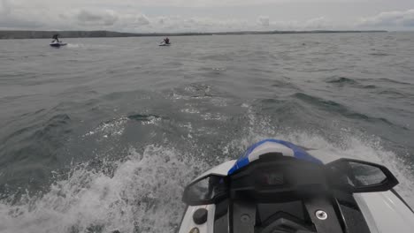 POV-Aufnahme-Von-Jetskis,-Die-Sich-Vor-Der-Küste-Von-Newquay-Für-Eine-Pause-Neu-Formieren