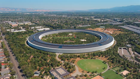 Aerial-view-circling-apple-park-spaceship-corporate-business-headquarters,-Cupertino,-Silicon-valley,-California