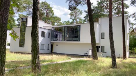 Vista-Exterior-De-La-Famosa-Casa-Doble-En-La-Ciudad-Bauhaus-Dessau,-Alemania