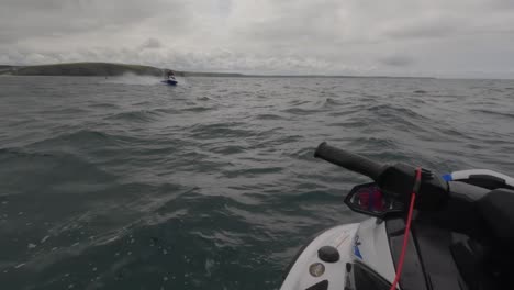 La-Toma-En-Primera-Persona-De-Un-Instructor-De-Moto-Acuática-Corriendo-Por-El-Mar-Crea-Una-Gran-Estela