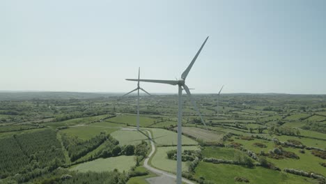 Turbinas-Eólicas-Que-Generan-Energía-Verde-En-Wexford,-Irlanda.