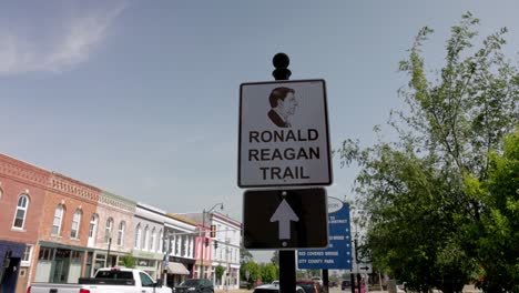 Ronald-Reagan-Trail-Schild-In-Der-Innenstadt-Von-Princeton,-Illinois,-Mit-Gimbal-Video-Beim-Vorwärtsgehen