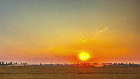 Farbenfroher-Sonnenuntergangshimmel-über-Landwirtschaftlichen-Feldern-Mit-Funktionierendem-Ackerschlepper