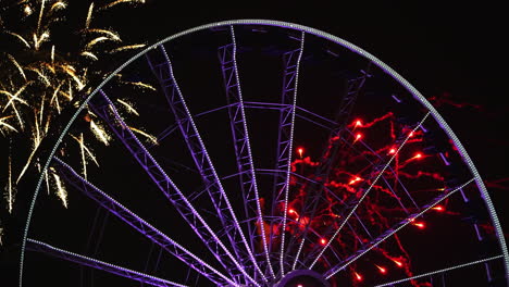 Fuegos-Artificiales-Detrás-De-La-Rueda-Centenaria-Iluminada-En-El-Navy-Pier,-Noche-En-Chicago,-Estados-Unidos