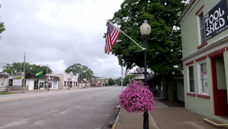 Bandera-Americana-En-Bristol,-Indiana-Con-Video-Cardán-Caminando-Hacia-Adelante