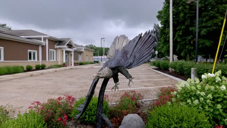 Estatua-Del-águila-En-Bristol,-Indiana-Con-Video-Cardán-Moviéndose