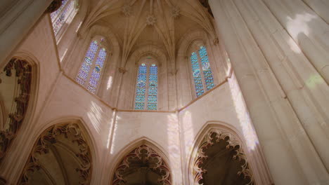 Kloster-Von-Batalha,-Wunderschöne-Gotische-Kuppel-Mit-Buntglas-Architekturdetail-In-Zentralportugal,-Gimbal-Weitwinkelaufnahme