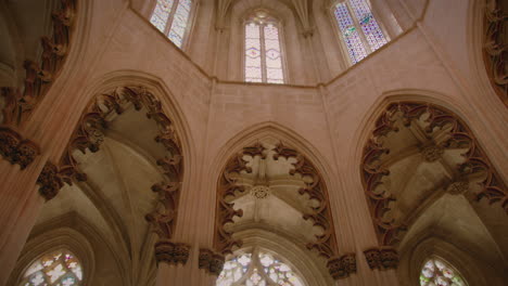 Kloster-Von-Batalha,-Wunderschöne-Details-Der-Gotischen-Kuppelarchitektur-In-Zentralportugal,-Kardanische-Aufnahme