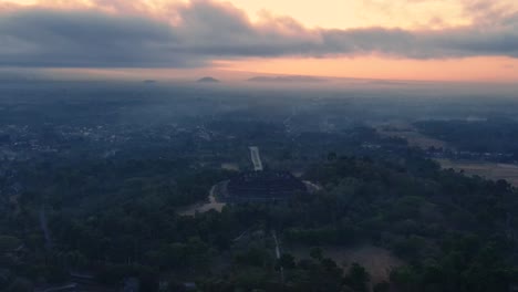 Toma-De-Establecimiento-Del-Templo-De-Borobudur,-Hora-Dorada,-Indonesia.