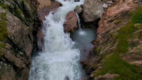 Zeitlupe-Eines-Kleinen-Wasserfalls-In-Einem-Abgelegenen-Alpinen-Gletscherfluss