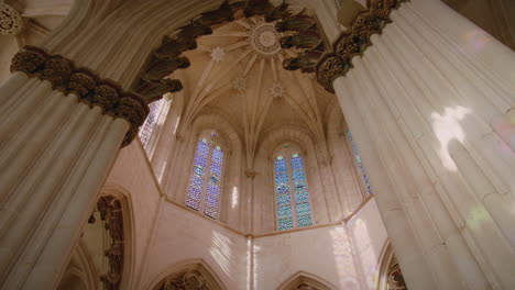 Kloster-Von-Batalha,-Wunderschöne-Gotische-Kuppel-Mit-Architekturdetail-Aus-Buntglas-In-Zentralportugal,-Kardanische-Aufnahme